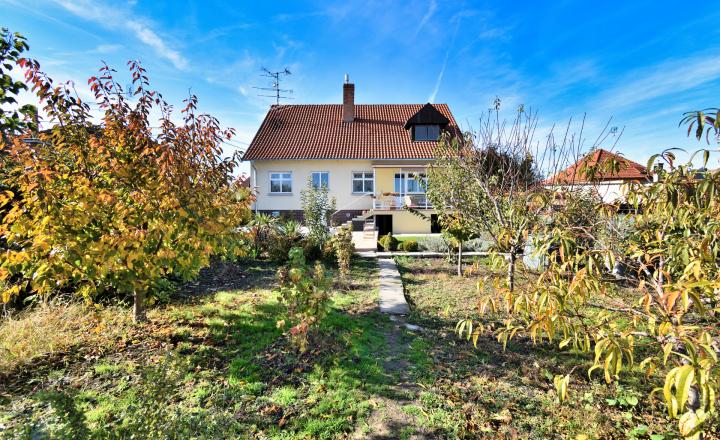 4 izbový byt + 3 izbový byt, 2 garáže, záhrada, bazén, DS - fotografia 2