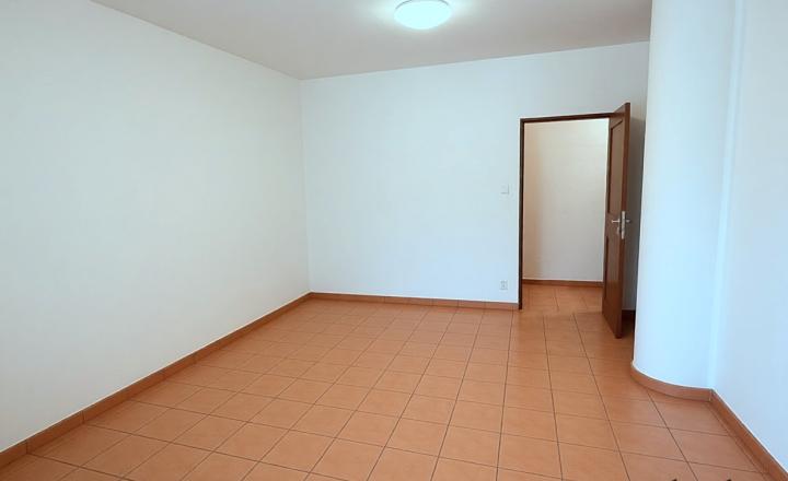 Predaj priestranný byt 130m² + terasa 40m²   s veľkým potenciálom!!! - fotografia 23
