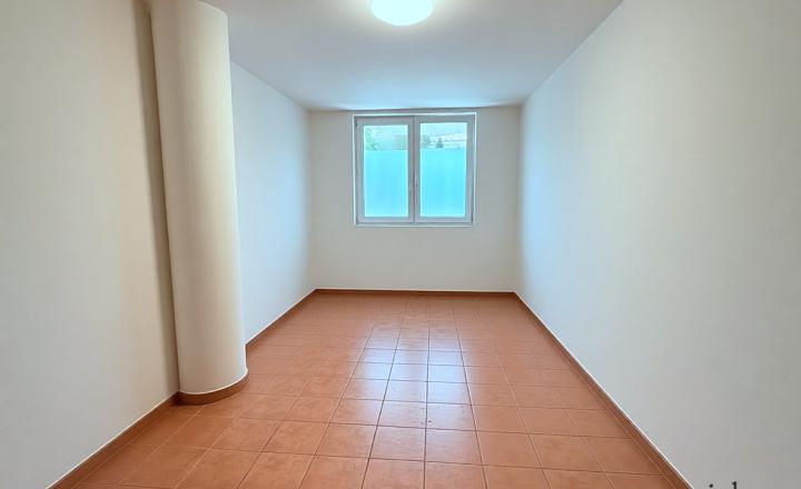 Predaj priestranný byt 130m² + terasa 40m²   s veľkým potenciálom!!! - fotografia 28
