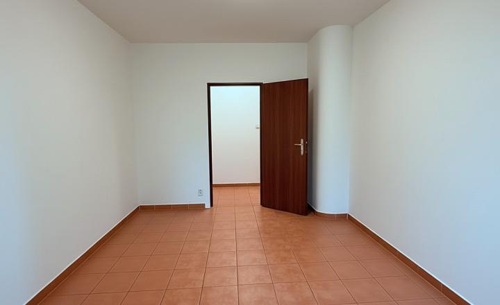 Predaj priestranný byt 130m² + terasa 40m²   s veľkým potenciálom!!! - fotografia 27