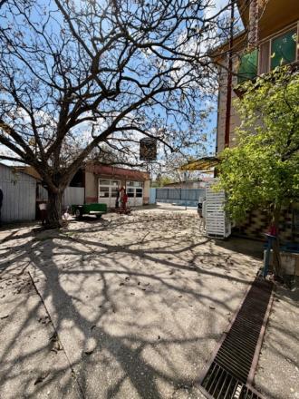 5 izbový dom na predaj + 3 garáže + bazén, obec Rohovce - fotografia 3