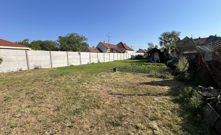 Priestranný pozemok s malým záhradným domom v obci Nový život - fotografia 4