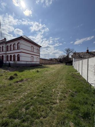 Na predaj  investičný stavebný pozemok v Žarnovici o rozmere 951,5m2. - fotografia 1