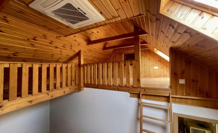 Priestranný rodinný dom s čarovnou záhradou, krbom a klubovňou je na PREDAJ! - fotografia 4