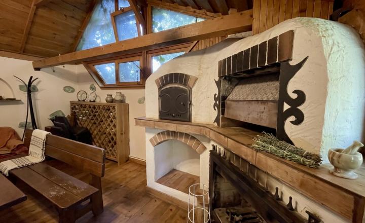 Priestranný rodinný dom s čarovnou záhradou, krbom a klubovňou je na PREDAJ! - fotografia 1
