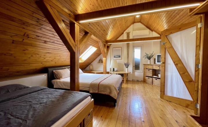 Priestranný rodinný dom s čarovnou záhradou, krbom a klubovňou je na PREDAJ! - fotografia 2