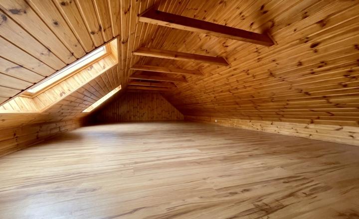 Priestranný rodinný dom s čarovnou záhradou, krbom a klubovňou je na PREDAJ! - fotografia 5