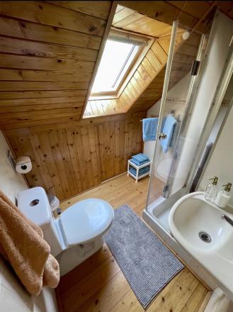 Priestranný rodinný dom s čarovnou záhradou, krbom a klubovňou je na PREDAJ! - fotografia 12