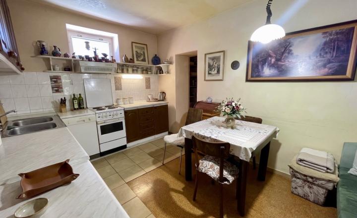 Priestranný rodinný dom s čarovnou záhradou, krbom a klubovňou je na PREDAJ! - fotografia 8