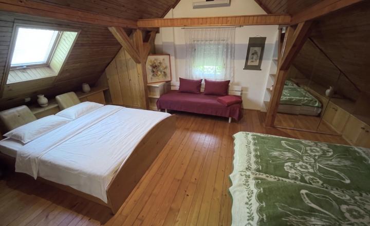 Priestranný rodinný dom s čarovnou záhradou, krbom a klubovňou je na PREDAJ! - fotografia 13