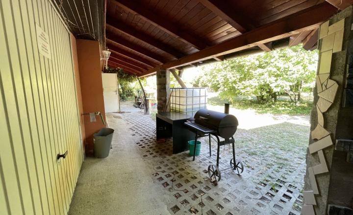 Priestranný rodinný dom s čarovnou záhradou, krbom a klubovňou je na PREDAJ! - fotografia 21