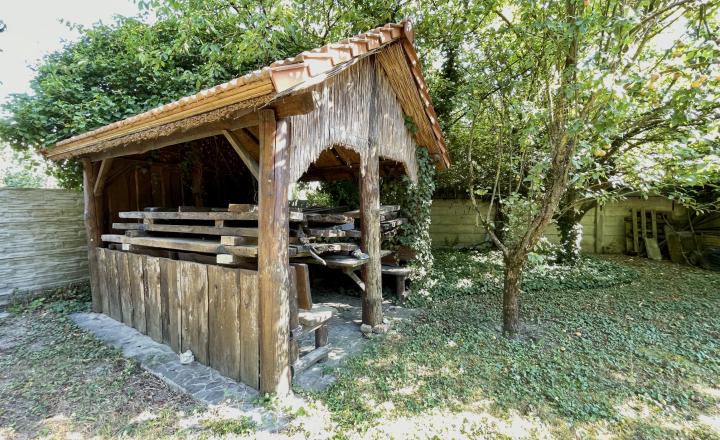 Priestranný rodinný dom s čarovnou záhradou, krbom a klubovňou je na PREDAJ! - fotografia 31
