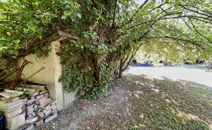 Priestranný rodinný dom s čarovnou záhradou, krbom a klubovňou je na PREDAJ! - fotografia 32