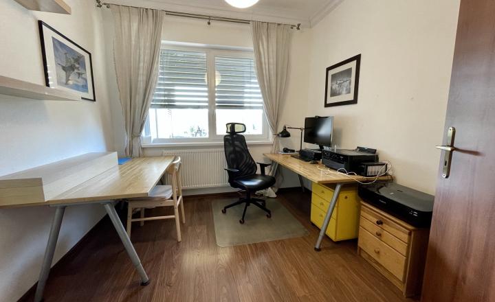 Moderný, kompletne zariadený rodinný dvojdom s dvojgarážou - fotografia 7