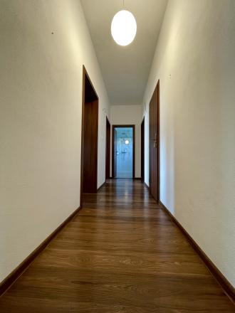 Moderný, kompletne zariadený rodinný dvojdom s dvojgarážou - fotografia 16