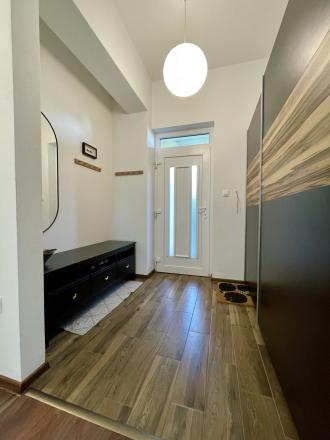 Moderný, kompletne zariadený rodinný dvojdom s dvojgarážou - fotografia 14