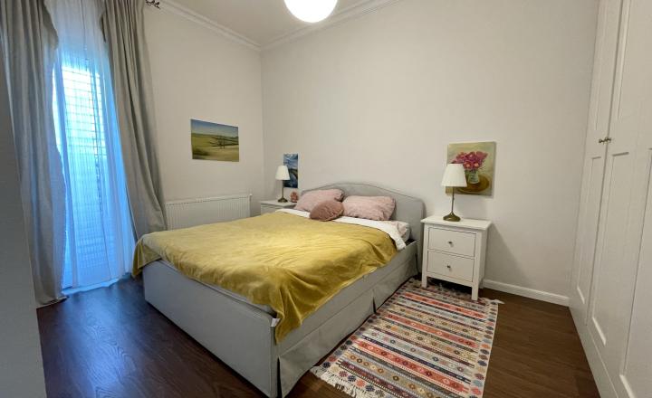 Moderný, kompletne zariadený rodinný dvojdom s dvojgarážou - fotografia 9
