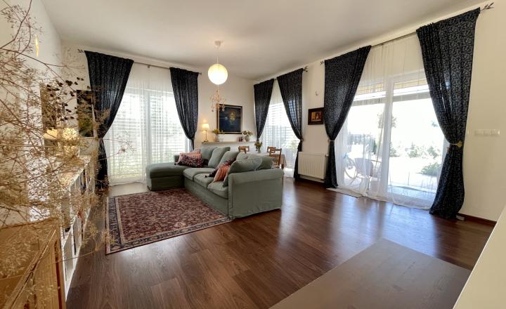 Moderný, kompletne zariadený rodinný dvojdom s dvojgarážou - fotografia 5