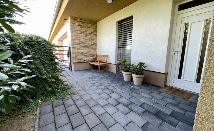 Moderný, kompletne zariadený rodinný dvojdom s dvojgarážou - fotografia 17