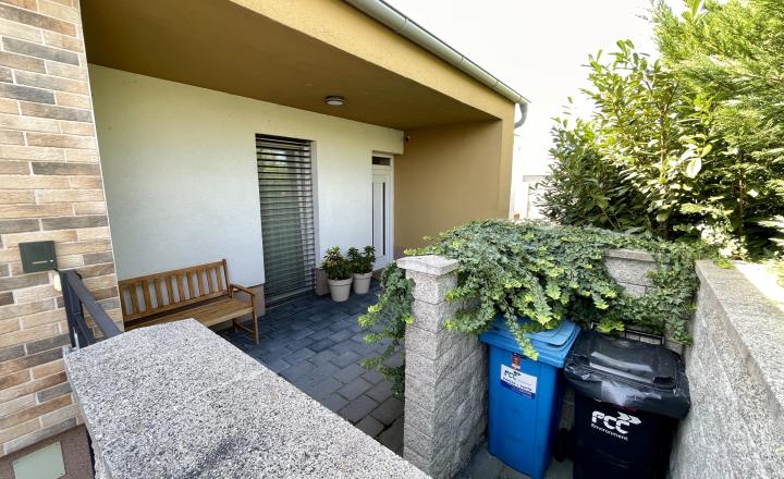 Moderný, kompletne zariadený rodinný dvojdom s dvojgarážou - fotografia 18