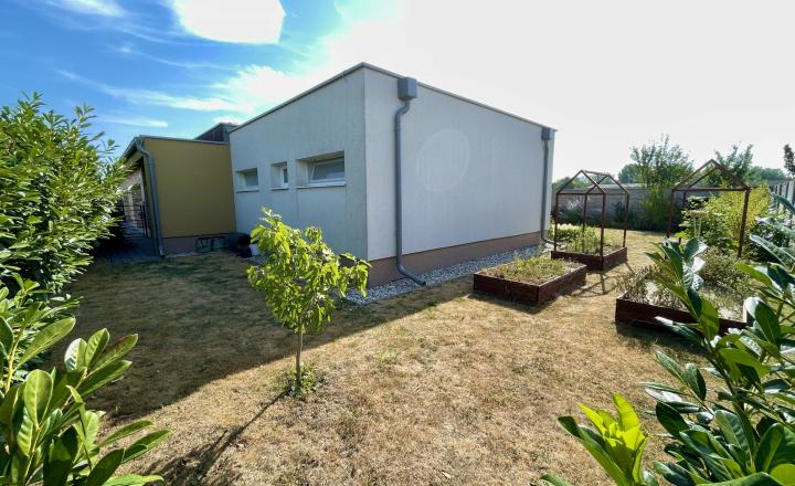 Moderný, kompletne zariadený rodinný dvojdom s dvojgarážou - fotografia 19