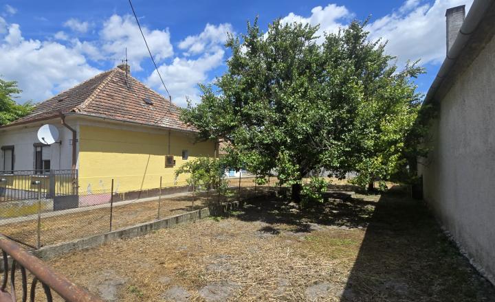 Útulný domček na 8 árovom pozemku v Lúči na Ostrove - fotografia 2