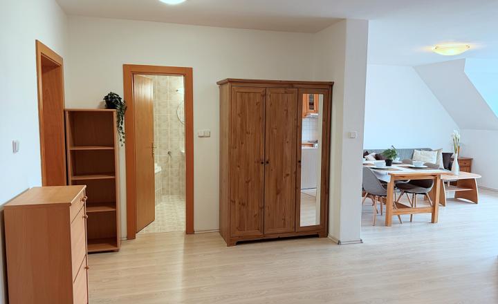 Prenájom - Priestranný 3izbový byt s 2balkónmi, tichá lokalita - fotografia 12