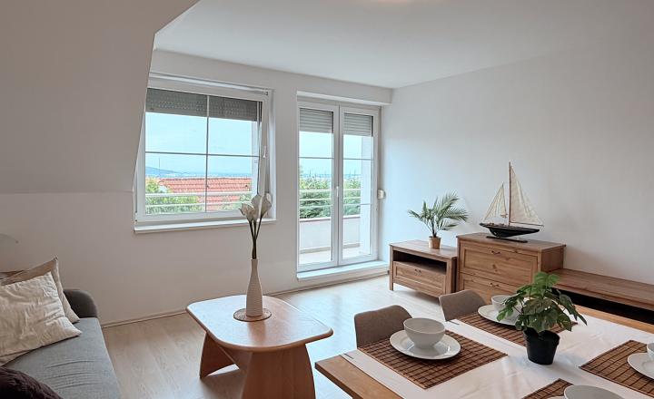 Prenájom - Priestranný 3izbový byt s 2balkónmi, tichá lokalita - fotografia 3
