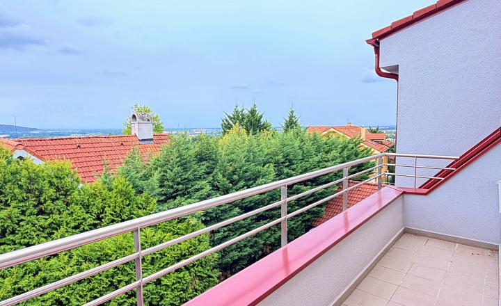 Prenájom - Priestranný 3izbový byt s 2balkónmi, tichá lokalita - fotografia 18
