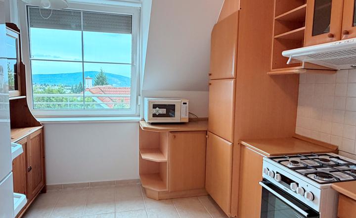 Prenájom - Priestranný 3izbový byt s 2balkónmi, tichá lokalita - fotografia 11