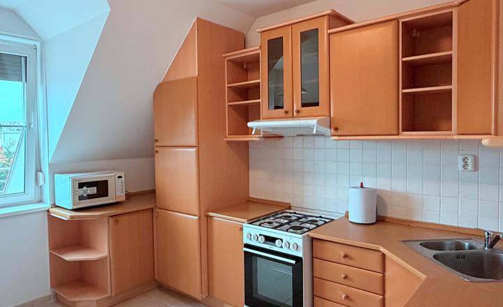 Prenájom - Priestranný 3izbový byt s 2balkónmi, tichá lokalita - fotografia 9