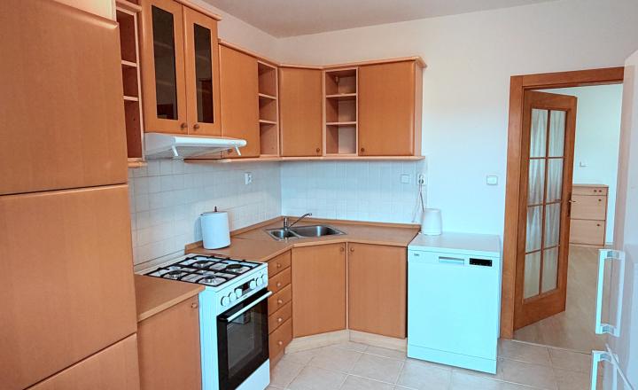 Prenájom - Priestranný 3izbový byt s 2balkónmi, tichá lokalita - fotografia 10