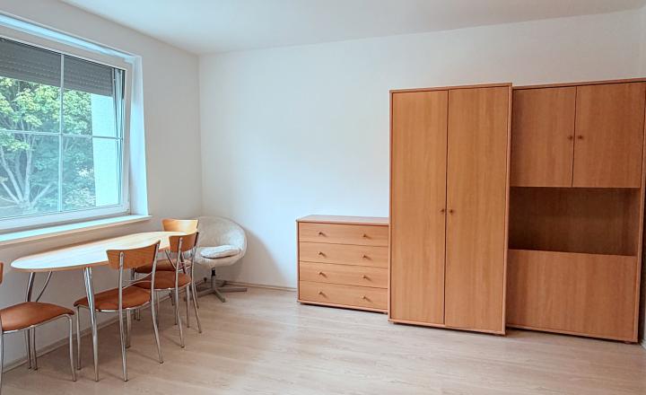 Prenájom - Priestranný 3izbový byt s 2balkónmi, tichá lokalita - fotografia 8