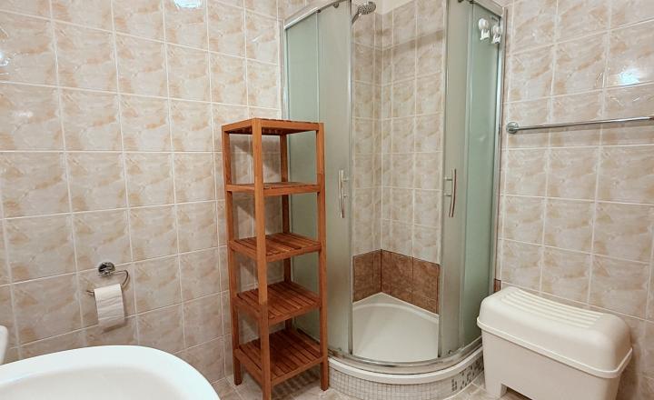 Prenájom - Priestranný 3izbový byt s 2balkónmi, tichá lokalita - fotografia 16