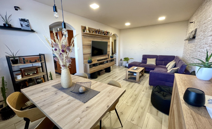 Moderný, priestranný, zariadený 3 izbový byt v obci Zlaté Klasy- NOVÁ CENA