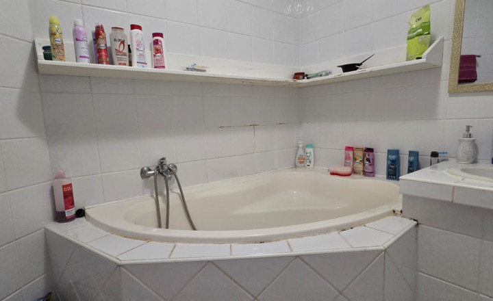 Trojizbový byt s vlastným kúrením, veľkou terasou v obľúbenej lokalite Dunajskej Stredy na predaj - fotografia 9