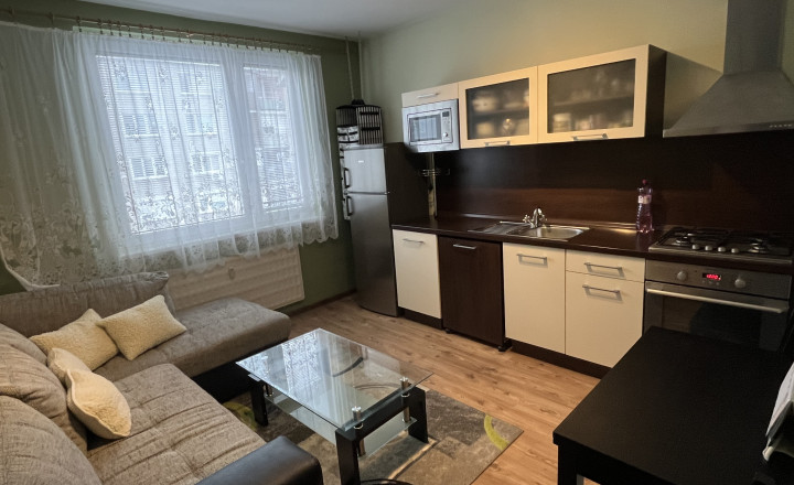 Komplet prerobený 1 izbový byt s balkónom v obci Zlaté Klasy- predáva sa so zariadením