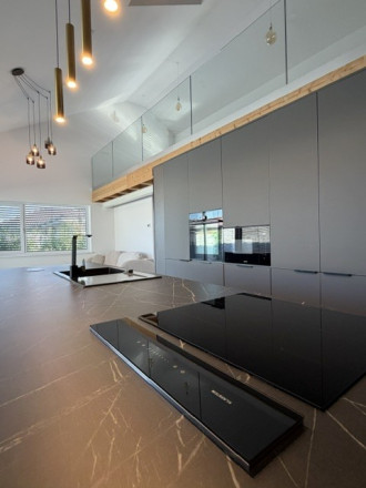 Na prenájom exkluzívny  3. izb. LOFT so záhradou na okraji Malinova- Tri vody. Rezervovaný!!! - fotografia 6