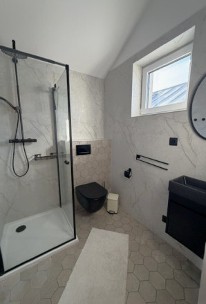 Na prenájom exkluzívny  3. izb. LOFT so záhradou na okraji Malinova- Tri vody. Rezervovaný!!! - fotografia 13