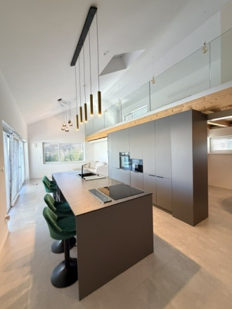 Na prenájom exkluzívny  3. izb. LOFT so záhradou na okraji Malinova- Tri vody. Rezervovaný!!! - fotografia 5