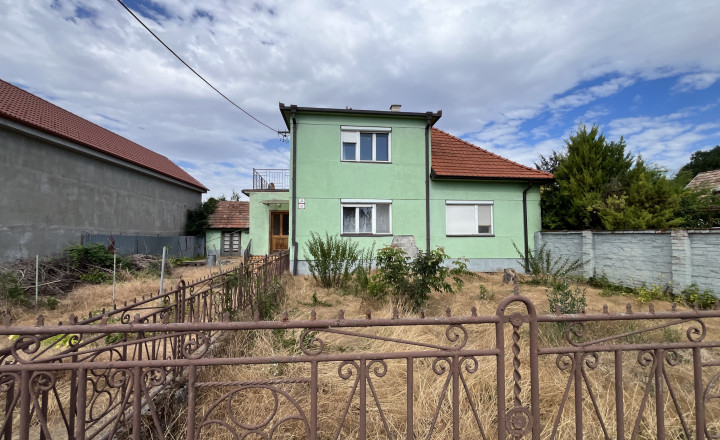 Priestranný 4 izbový rodinný dom s pozemkom iba 15 km od Bratislavy (Nová Dedinka)- nutná rekonštrukcia