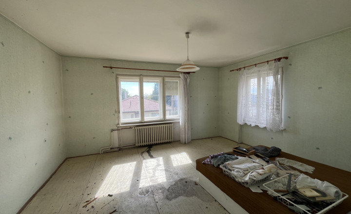 Priestranný 4 izbový rodinný dom s pozemkom iba 15 km od Bratislavy (Nová Dedinka)- nutná rekonštrukcia - fotografia 12