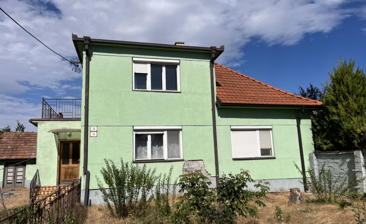 Priestranný 4 izbový rodinný dom s pozemkom iba 15 km od Bratislavy (Nová Dedinka)- nutná rekonštrukcia - fotografia 1