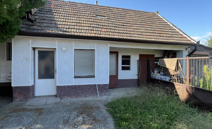 Krásny zachovalý starší 5 izbový rodinný dom v  obci Padáň - fotografia 3