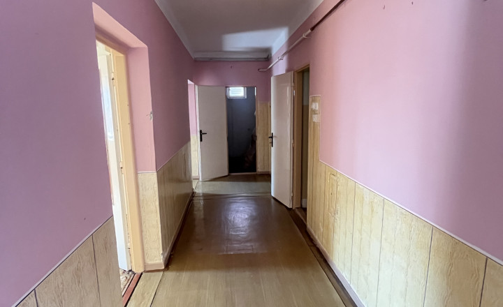 Krásny zachovalý starší 5 izbový rodinný dom v  obci Padáň - fotografia 6