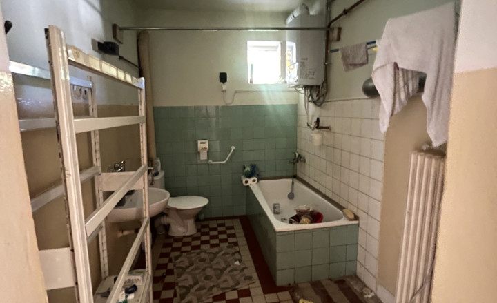 Krásny zachovalý starší 5 izbový rodinný dom v  obci Padáň - fotografia 9