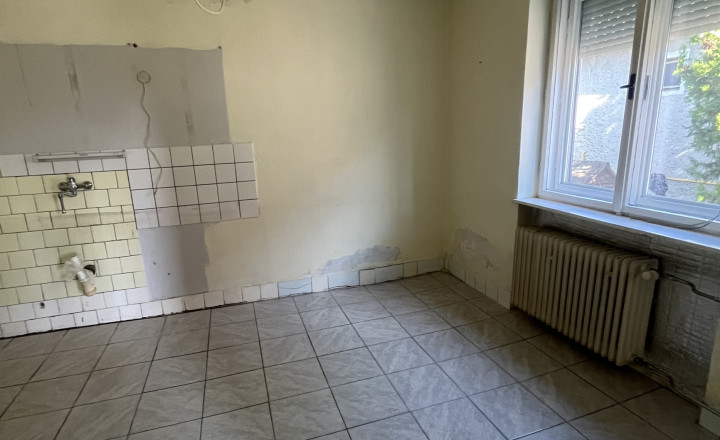 Krásny zachovalý starší 5 izbový rodinný dom v  obci Padáň - fotografia 12
