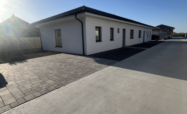3izbový dom/dvojdom s parkovaním , terasou  a záhradkou v obci Padáň