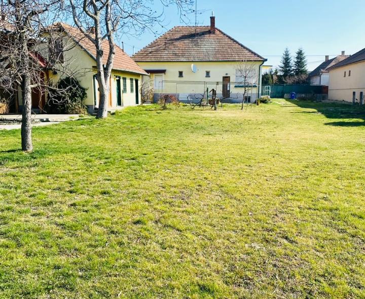 ZNÍŽENÁ CENA: Exklusívne iba u nás - Viacúčelový RD 3+2izby na 15á pozemku v obci Topoľníky