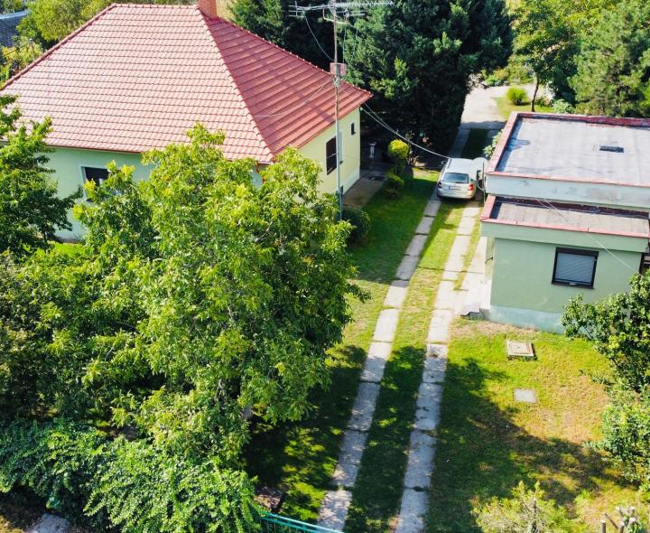Znížená cena - Investičný pozemok a 2 samostatné domy na 42á pozemku v Tonkovciach